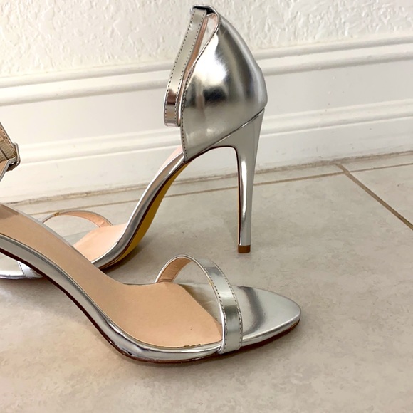 Beautiful Silver heeled sandals - Picture 5 of 9